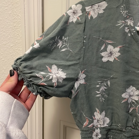 Green Floral crop top with ruffle sleeves - Picture 3 of 5